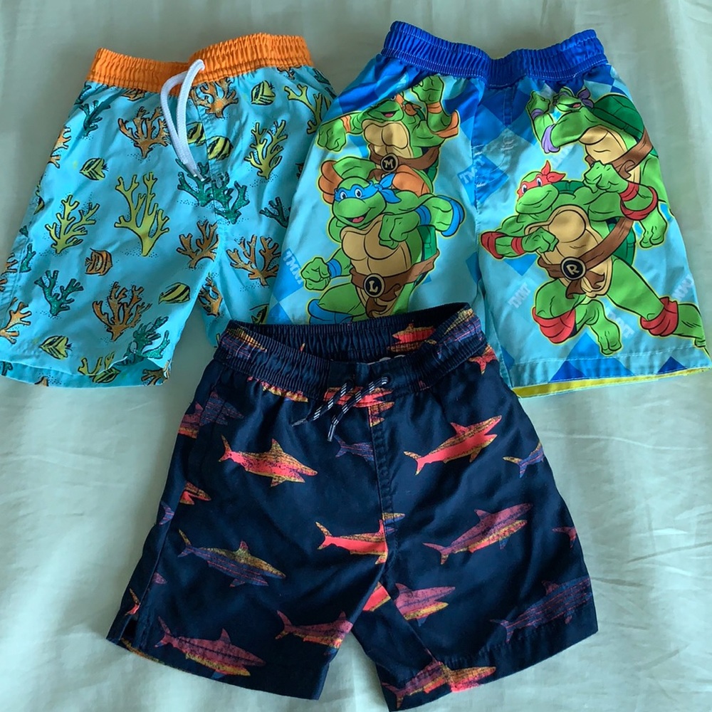 Three pairs of boys swimming trunks 24m/2T